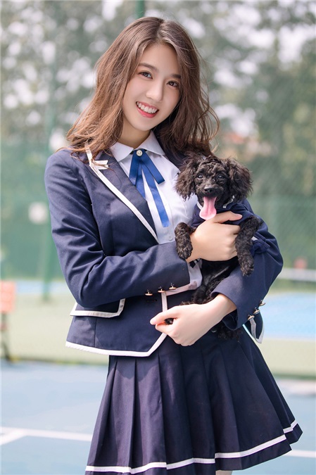 李凯馨开始北电大学生活 与爱犬「亲子装」写真超萌来袭