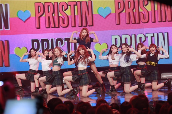 男团MonstaX、女团PRISTIN、EXID、GFriend在MBC《SHOWCHAMPION》中带来精彩舞台