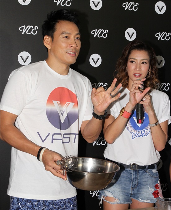 李咏娴、艾力克斯烹调加州美食