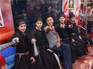 “狄仁杰”与乘客互动,展示亢龙锏