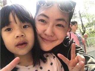 小S晒照为许老三庆生 大女儿高挑身材抢镜惊艳网友