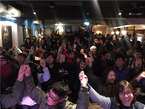 顺鹏《透支的青春》台北演唱会爆场 吴克群送花为好友打气