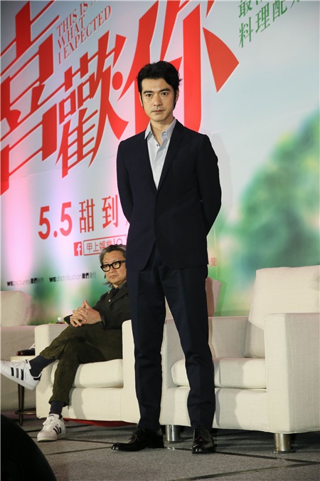 导演许宏宇、监制陈可辛、金城武、许月珍等出席电影《喜欢你》台北记者会