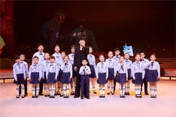 张杰和童声合唱团唱响《歌唱祖国》,致敬先辈接力奋斗