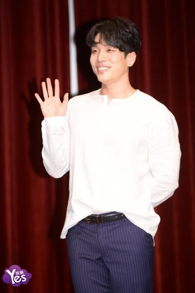 李昶旻(2AM) 举办首张SOLO迷你专辑SHOWCASE