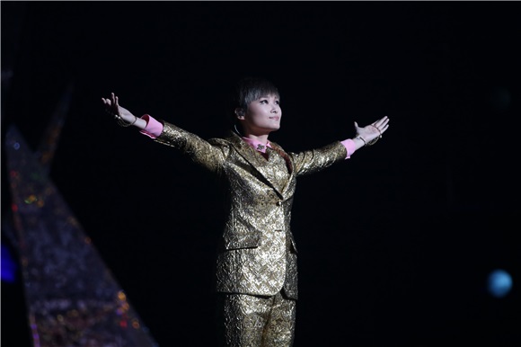 〈Yes 北京现场〉李宇春「野蛮生长」巡回演唱会黄袍加身 何穗、刘畅领衔超模助阵开场秀