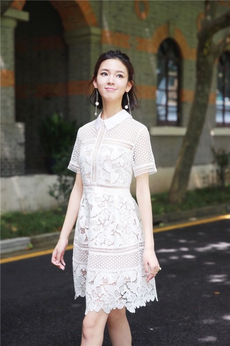 陈瑶白裙翩翩清透纯美 少女攻陷全剧组