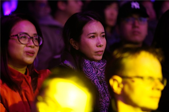 李荣浩首登香港红磡热力开唱 容祖儿惊喜助阵合唱展现好默契