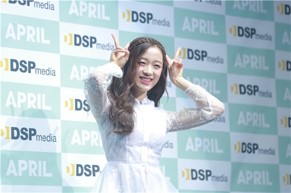 April办新辑showcase Rachel彩暻正式出道