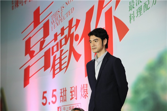 导演许宏宇、监制陈可辛、金城武、许月珍等出席电影《喜欢你》台北记者会