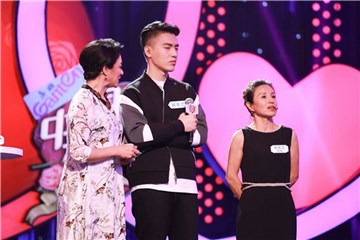 单亲妈妈冲到台前舌战群雄