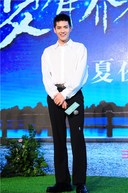 吴亦凡亮相《夏有乔木》发布会360度帅 变身「青苹果少年」向「你」表白