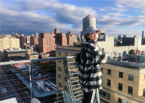 蒋梦婕潮酷私服大获好评 举杯甜笑少女感十足