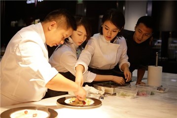 周冬雨《十二道锋味》甜喊霆锋哥 与马思纯斗嘴不停歇