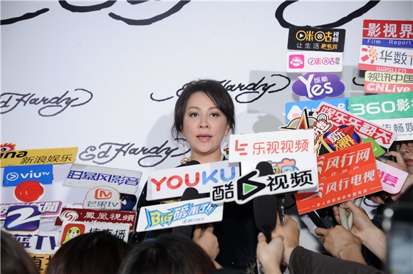 刘嘉玲潮装亮相俏皮且酷 吴奇隆被问造人笑媒体管太多