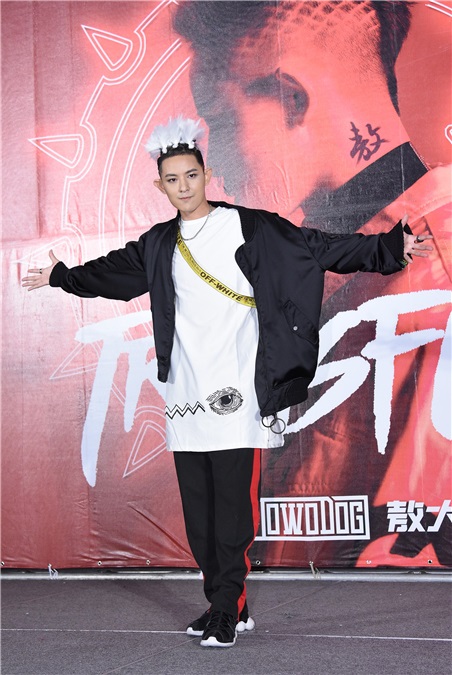 敖犬举办个人首张专辑发片记者会 好友王子邱胜翊站台