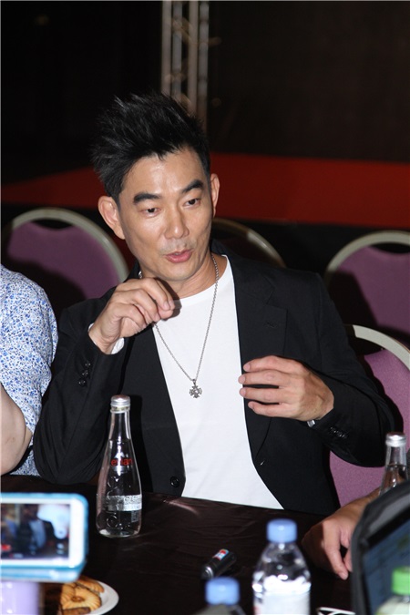 任贤齐与导演欧文杰等出席电影 《树大招风》宣传
