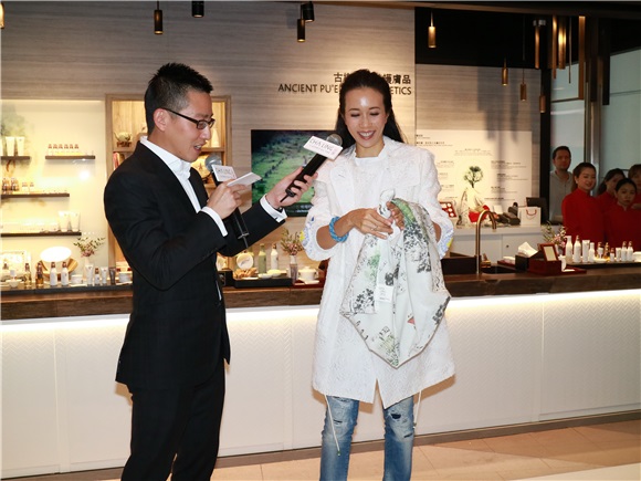 莫文蔚呼吁爱环境重环保 老公热情学中文望有夫妻假