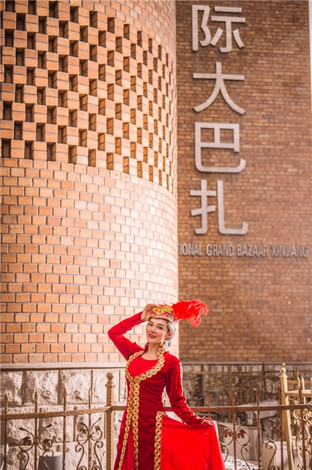 马熙妍唯美新疆写真 中国红引领异域风情