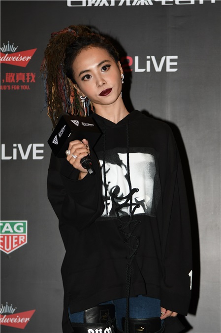 蔡依林朋克造型满头脏辫 化浓妆似「中毒」