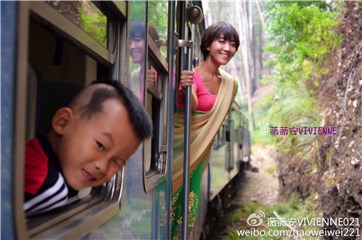 刘俊浩跟妈妈一起在斯里兰卡