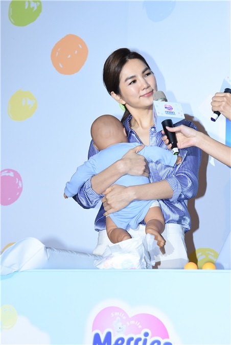 Ella陈嘉桦出席婴幼儿尿布品牌全新升级上市发布会