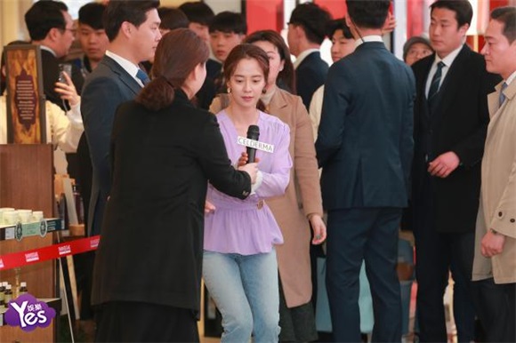 〈Yes 首尔现场〉宋智孝清新搭配亮相粉丝签名会 比心露灿笑展可爱一面
