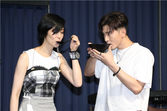 赖雅妍举办公益演唱会总彩张立昂送上三宝