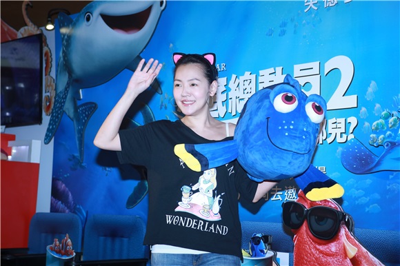小S包场邀喜愿协会病童看《海底总动员2:多力在哪儿?》。