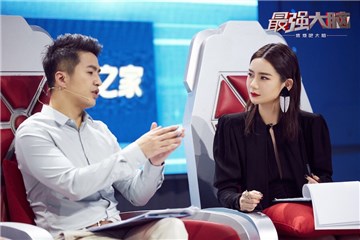魏坤琳向戚薇讲解规则
