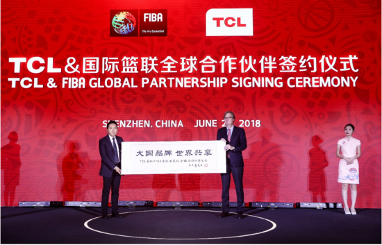 TCL品牌管理中心总经理张晓光与国际篮联代表Frank Leenders互赠礼物