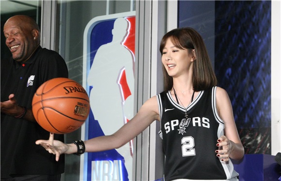 安心亚、Ron Harper出席NBA旗舰店开幕