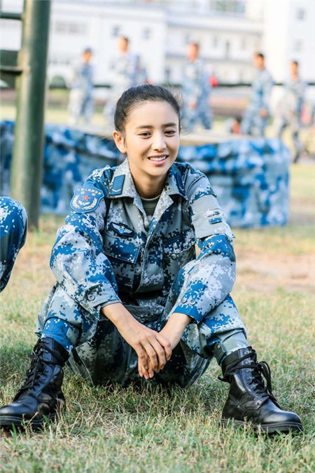 佟丽娅为黄继光英雄连班长叠被子 被赞暖心完美姐姐