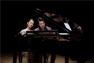吉娜郎朗相互依偎,恩爱无比