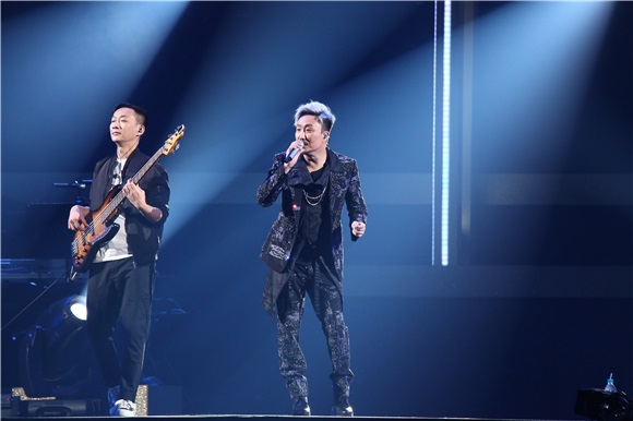 郑中基举办PLAY IT AGAIN世界巡回演唱会