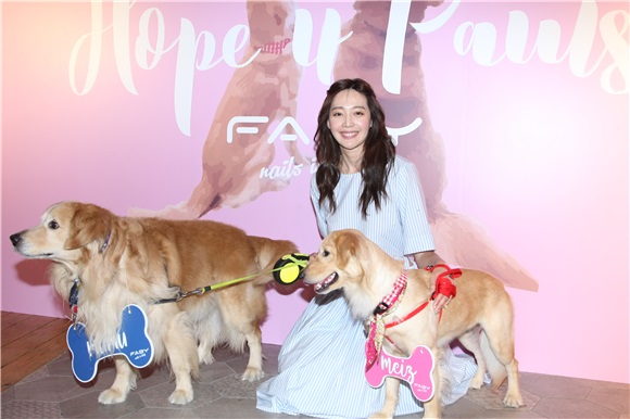 王心恬出席黄金猎犬特调公益指彩记者会