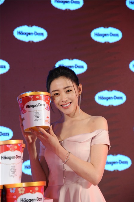 张天爱回应换角风波称相信导演 否认招黑体质