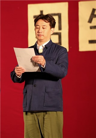 黄磊在汇报表演中