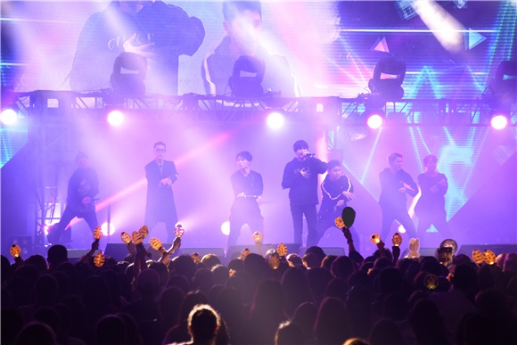 Block B出道七年首登台 演唱夯曲《HER》全场海翻