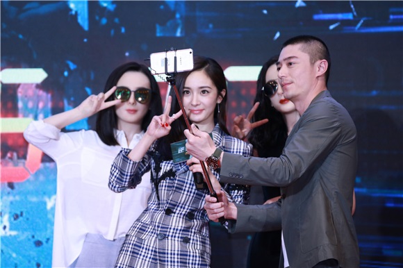 三个杨幂」现身发布会 霍建华少女心曝光