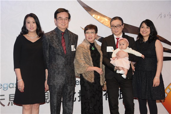 今天晚上举行了天马影视的周年晚会,而老板黄百呜今天请了一众演员吃饭也回顾2016年公司在电影方有好的成绩。而今天晚上旗下公司演员也出席这个盛宴。包括:吴千语、任达华、张晋、蔡少芬、朱茵、黄贯中、林家栋、郑嘉颖、刘心悠等