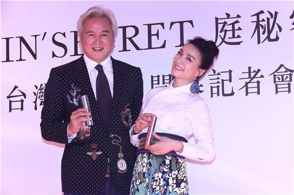 林瑞阳、张庭出席Tin’Secret庭秘密台湾旗舰店开幕记者会