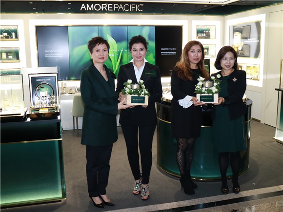 锺楚红出席时代广场AMOREPACIFIC概念店开幕活动
