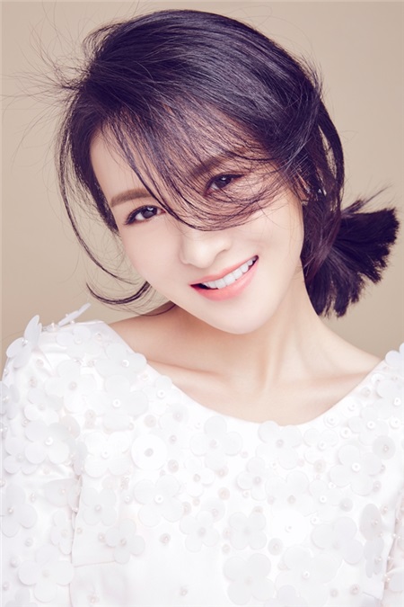 郑逸桐新曝甜美写真 雅致长裙自然随性