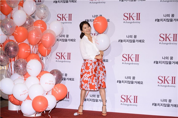 金喜爱、女团少女时代成员Sunny、歌手尹钟信及儿子尹拉益等出席某品牌活动