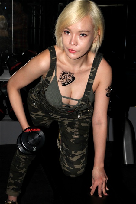 性感辣妹牛奶儿低胸爆乳