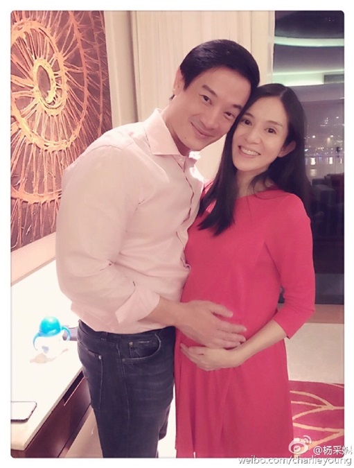 杨采妮挺五月孕肚只能龟游