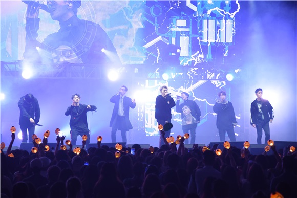 Block B出道七年首登台 演唱夯曲《HER》全场海翻