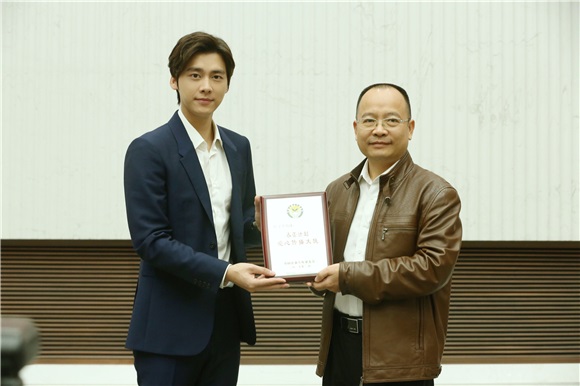 李易峰从未停止公益 成唯一「春蕾计划」大使