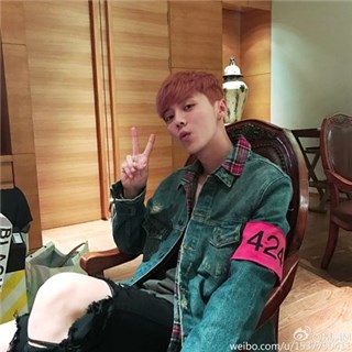 鹿晗周五准点打卡破洞牛仔裤再出镜 粉丝：该穿秋裤了